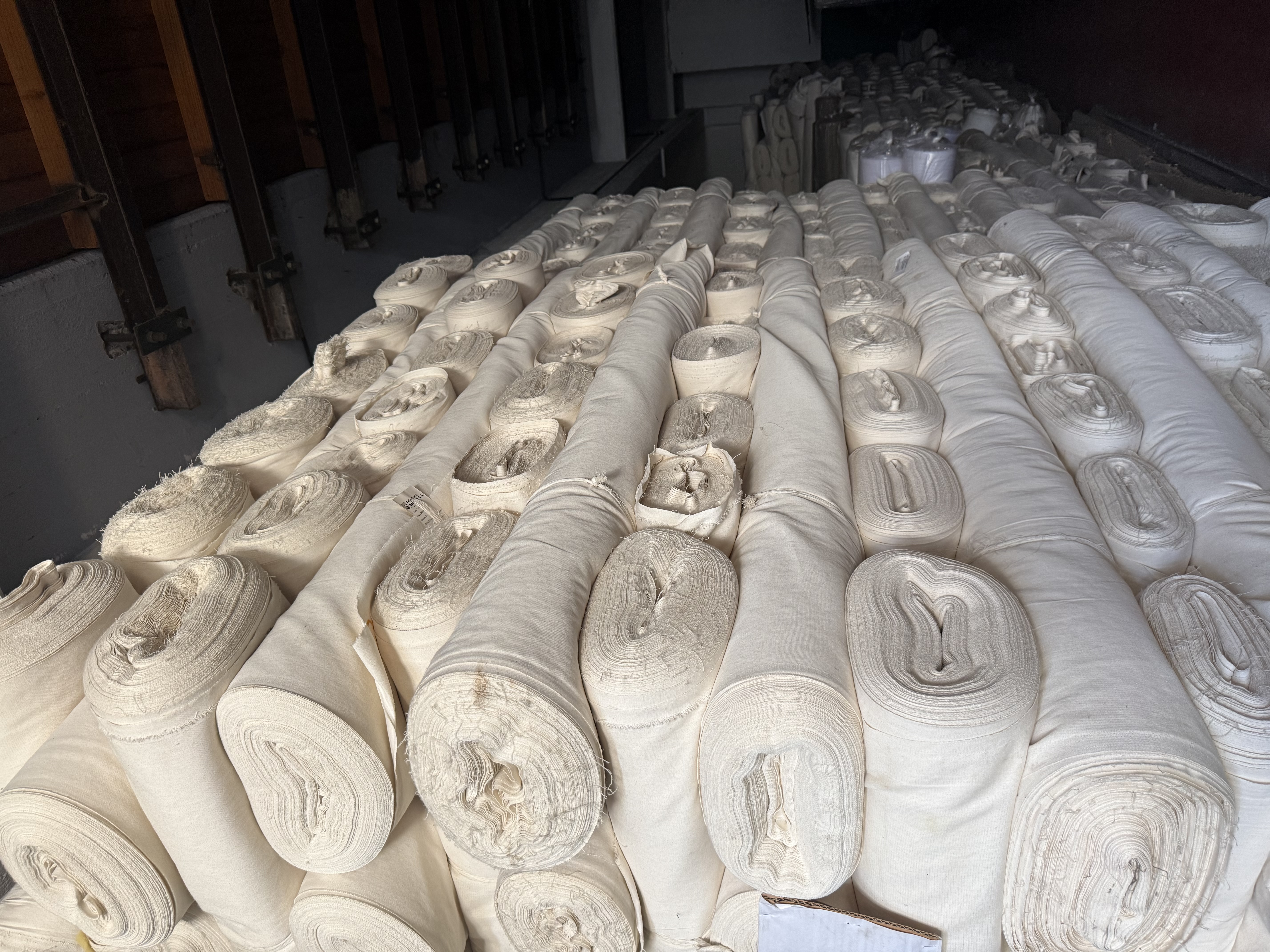 Planta de producción — rollos de tela cruda